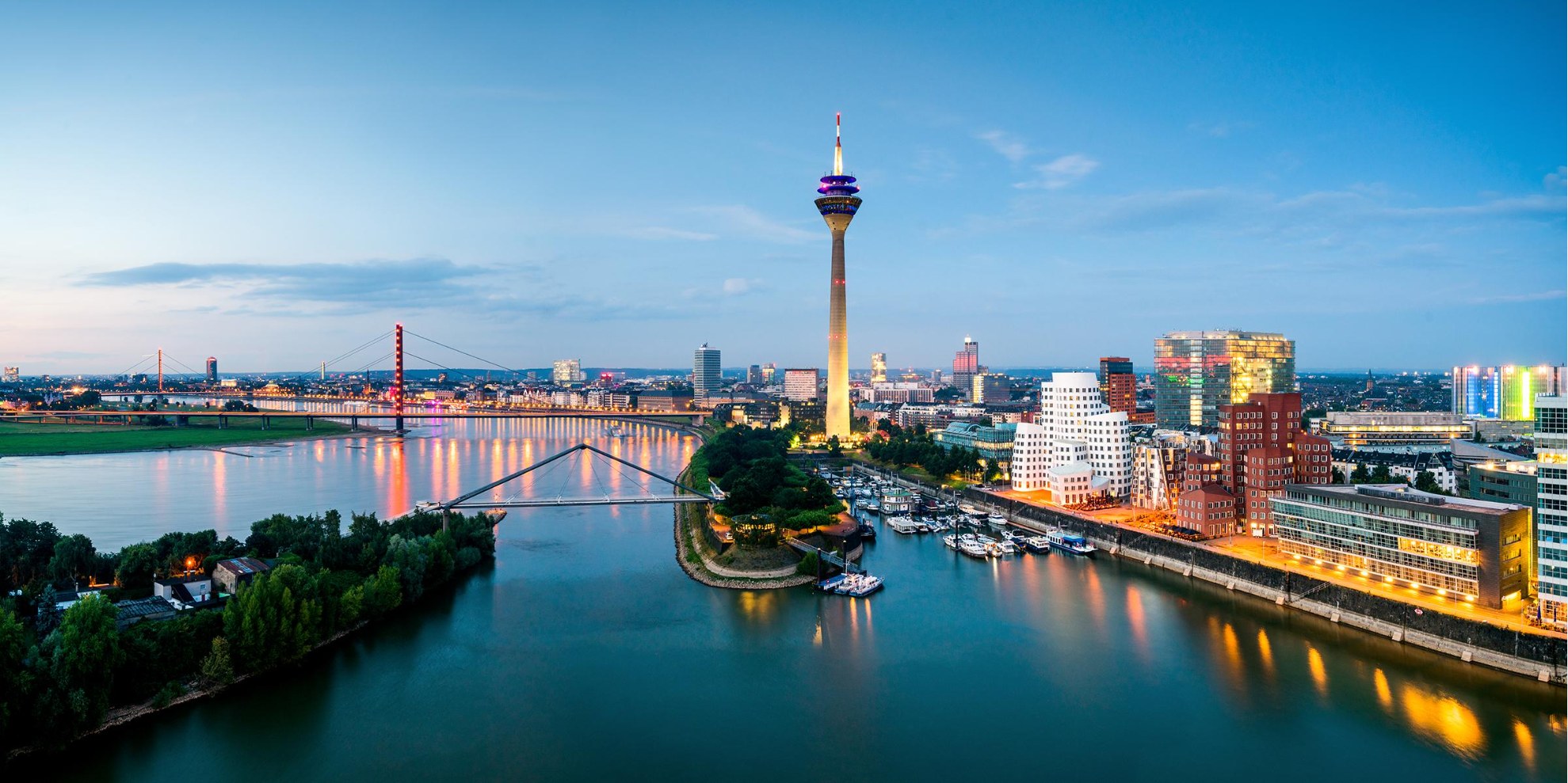 Le Rhin et le Medienhafen de Düsseldorf, avec le Rheinturm et les ponts